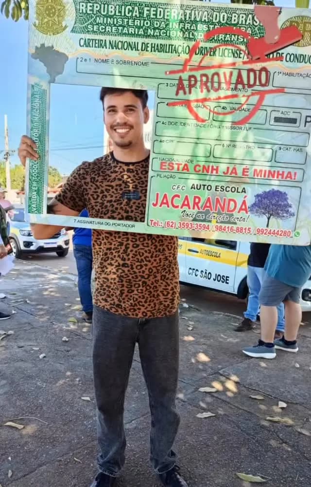 Aluno aprovado com a moldura da Jacarandá na rua