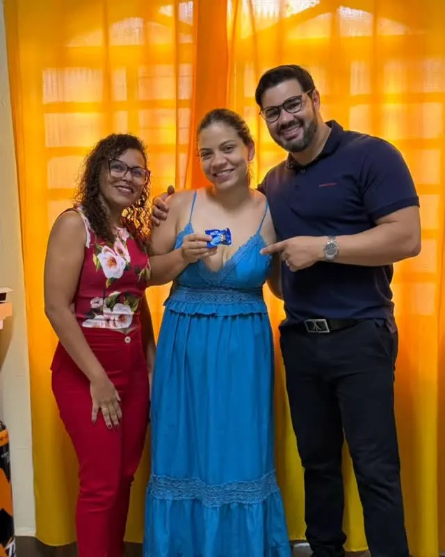 Aluna recebendo a CNH com a equipe da Jacarandá