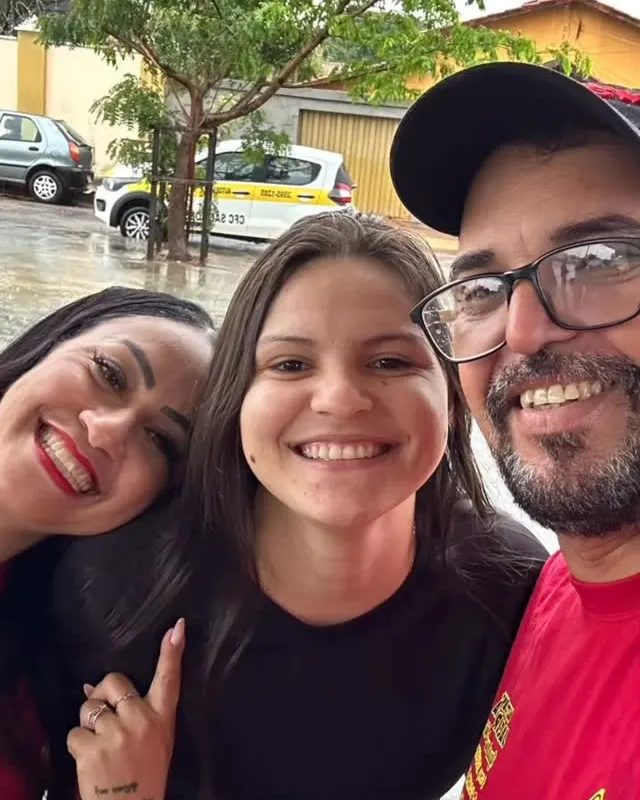 Aluna aprovada em selfie com a equipe