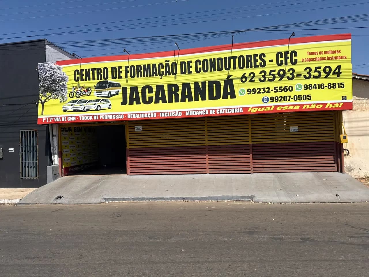 Fachada do Centro de Formação de Condutores Jacarandá, no centro de Goianira