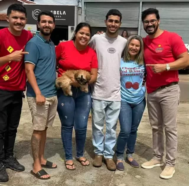 Equipe da Jacarandá reunida na frente da autoescola